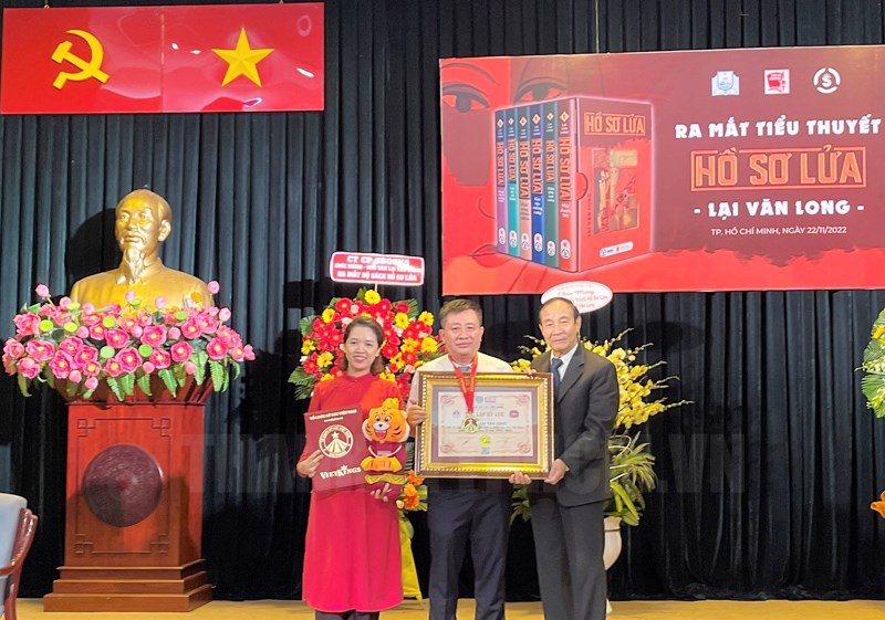 Bộ[-]tiểu[-]thuyết[-]hình[-]sự[-]"Hồ[-]sơ[-]Lửa"[-]của[-]Nhà[-]văn[-]Lại[-]Văn[-]Long[-]được[-]xác[-]lập[-]kỷ[-]lục[-]Việt[-]Nam[-]